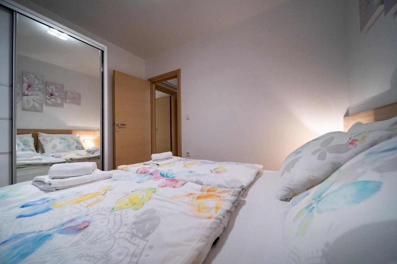 Apartments Arbis โลปาร์ ภายนอก รูปภาพ