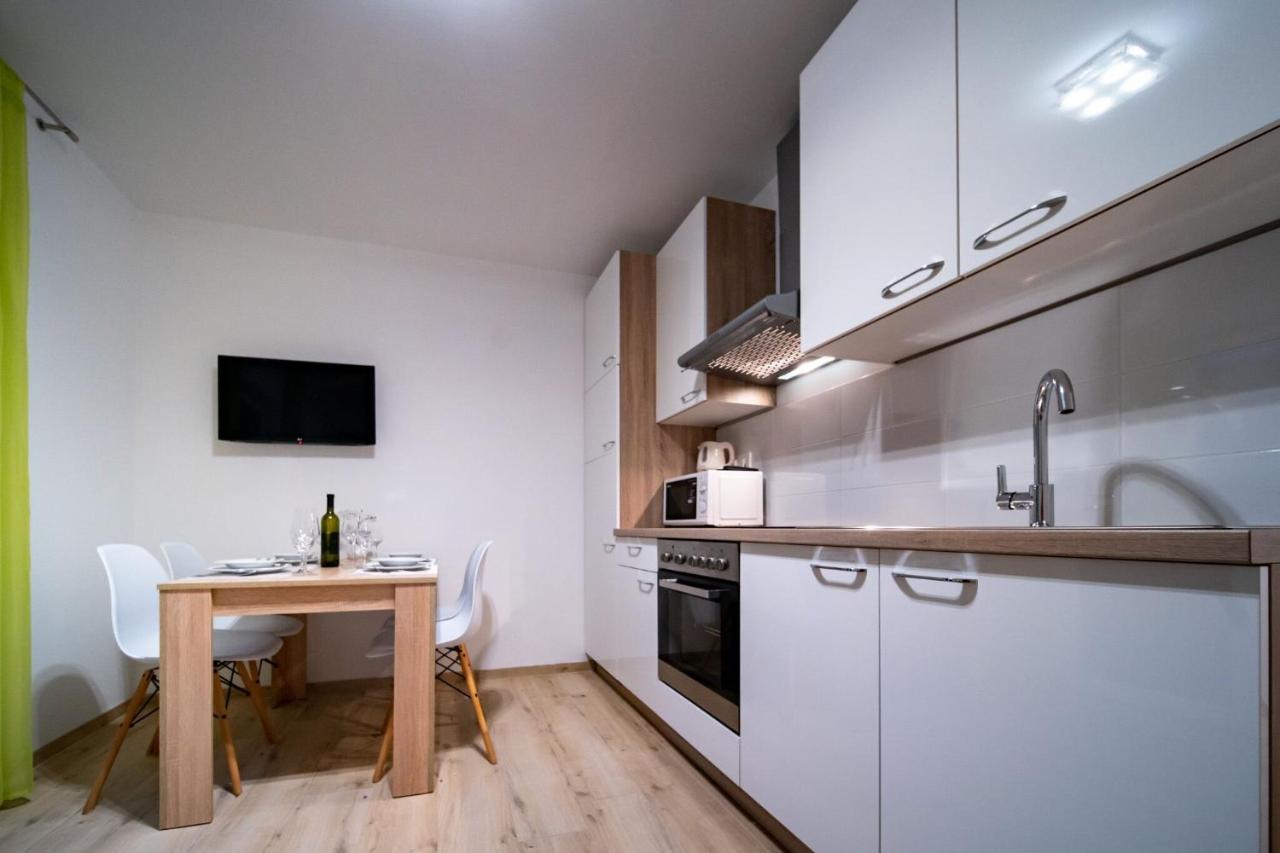Apartments Arbis โลปาร์ ภายนอก รูปภาพ
