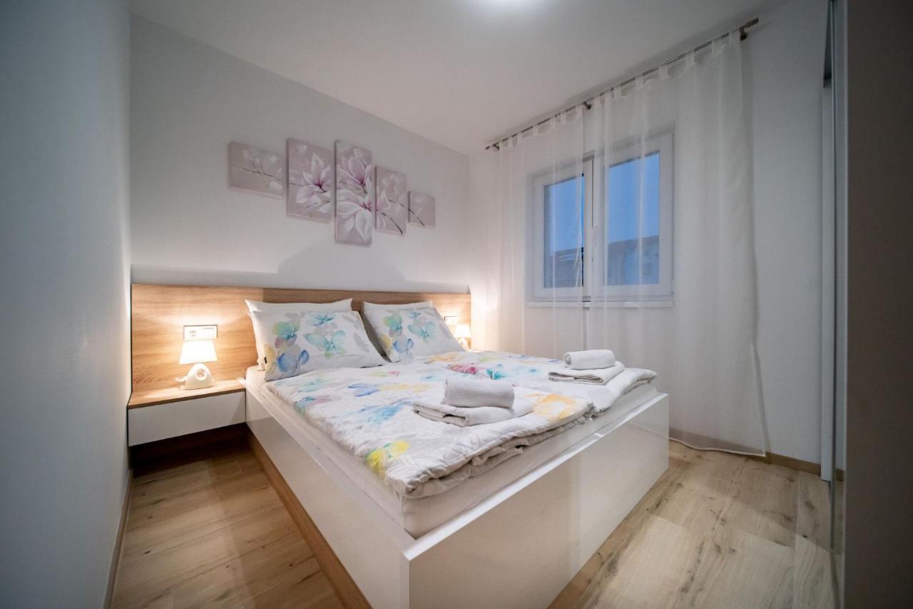 Apartments Arbis โลปาร์ ภายนอก รูปภาพ