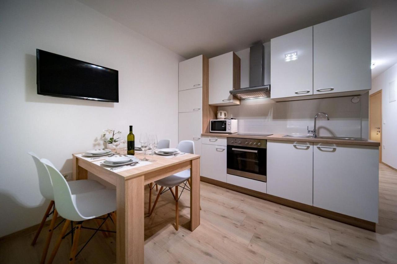 Apartments Arbis โลปาร์ ภายนอก รูปภาพ