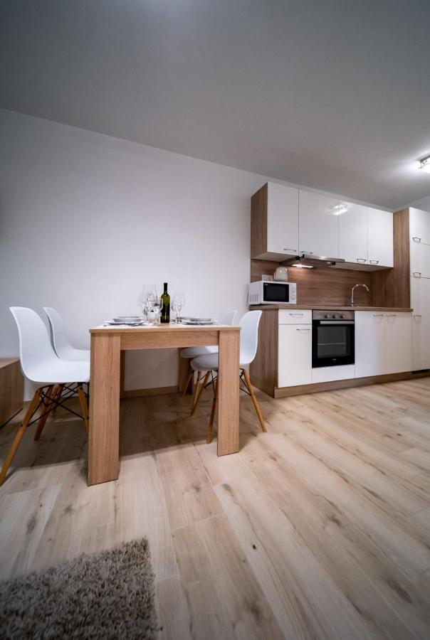 Apartments Arbis โลปาร์ ภายนอก รูปภาพ