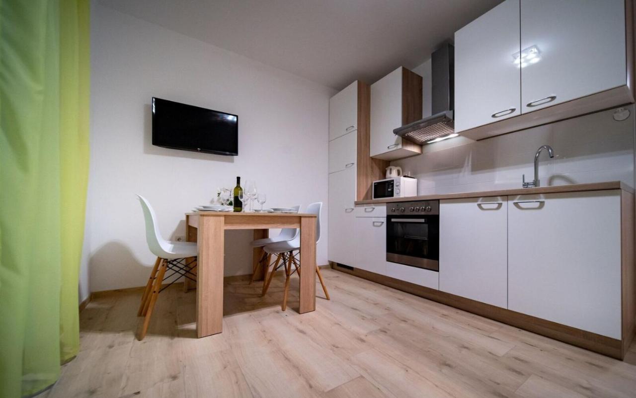 Apartments Arbis โลปาร์ ภายนอก รูปภาพ
