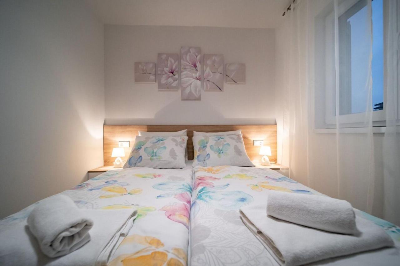 Apartments Arbis โลปาร์ ภายนอก รูปภาพ