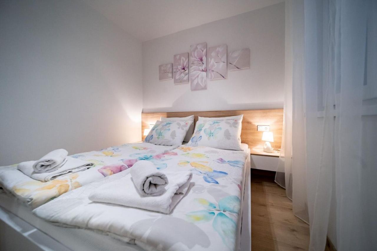 Apartments Arbis โลปาร์ ภายนอก รูปภาพ